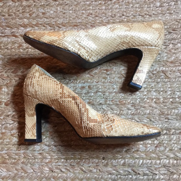 SNAKESKIN STUART WEITZMAN SQUARE HEELS 8.5 - Picture 3 of 8
